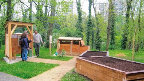  Pour favoriser le lien social, l'entreprise Alliade Habitat a fait le choix en 2011 d'installer des composteurs au sein d'immeubles existants.PHOTO : ALLIADE HABITAT 