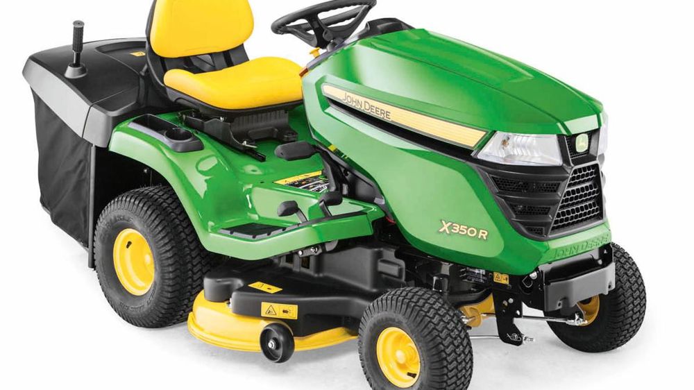 Avec son moteur Kawasaki de 12,2 kW à 3 100 tr/minet sa coupe de 107 cm de large, ce tracteur X350R de John Deereest fait pour les grands espaces (8 000 m2). La transmission esthydrostatique à deux pédales, avec un régulateur de vitesses etun rayon de braquage de 42 cm. Bac de 300 l et kit mulching en option.