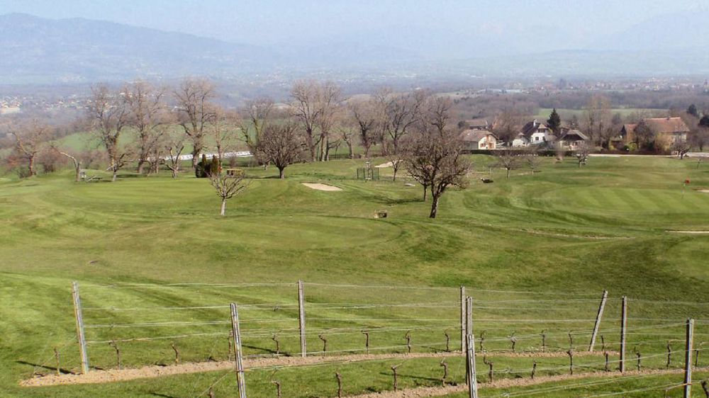 L'étude menée à Ésery, en Haute-Savoie, a tout d'abord permis au golf de se mettre en conformité avec la circulaire du 12 septembre 2006 qui impose des délais de rentrée après traitements entre 6 et 24 heures, incompatibles avec la pratique du jeu.