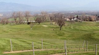 L'étude menée à Ésery, en Haute-Savoie, a tout d'abord permis au golf de se mettre en conformité avec la circulaire du 12 septembre 2006 qui impose des délais de rentrée après traitements entre 6 et 24 heures, incompatibles avec la pratique du jeu. L'étude menée à Ésery, en Haute-Savoie, a tout d'abord permis au golf de se mettre en conformité avec la circulaire du 12 septembre 2006 qui impose des délais de rentrée après traitements entre 6 et 24 heures, incompatibles avec la pratique du jeu.