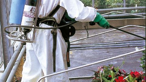 Les emballages vides de produits phytosanitaires représentent 7 400 tonnes de déchets annuels. Après collecte, environ 95 % sont incinérés avec une valorisation énergétique ou utilisés comme combustibles de substitution.PHOTOS : ASTREDHOR