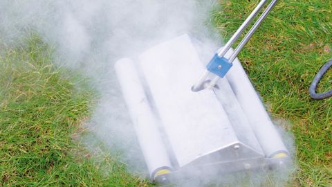 L'eau chaude se montre très nocive pour la couche d'ozone en raison de l'émission de CFC (chlorofluorocarbures) lors de la fabrication du carburant utilisé. Elle concourt aussi activement à l'émission de NOx et de composés organiques.PHOTOS : PASCAL FAYOLLE