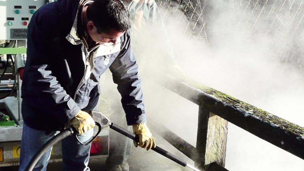 L'eau chaude et la vapeur montrent de bons résultats sur l'ensemble des adventices. Quant au désherbage thermique, il régresse du fait d'une impression de faible efficacité et de coûts d'intervention élevés, ainsi que de problèmes de sécurité lors de l'utilisation.PHOTO : YAËL HADDAD L'eau chaude et la vapeur montrent de bons résultats sur l'ensemble des adventices. Quant au désherbage thermique, il régresse du fait d'une impression de faible efficacité et de coûts d'intervention élevés, ainsi que de problèmes de sécurité lors de l'utilisation.PHOTO : YAËL HADDAD