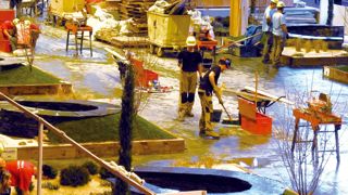 Avec le stand le plus imposant et la délégation régionale la plus importante, mais aussi avec le niveau sonore le plus strident (à cause des scies pour la taille des ardoises), le métier de « jardinier-paysagiste » a retenu l'attention des visiteurs. Il fait partie des métiers pour lesquels les candidats médaillés d'or nationaux vont partir à Londres cet automne. Avec le stand le plus imposant et la délégation régionale la plus importante, mais aussi avec le niveau sonore le plus strident (à cause des scies pour la taille des ardoises), le métier de « jardinier-paysagiste » a retenu l'attention des visiteurs. Il fait partie des métiers pour lesquels les candidats médaillés d'or nationaux vont partir à Londres cet automne.
