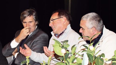 Le 4 janvier dernier, Stéphane Le Foll a répondu à l'invitation de Patrick Plessis, horticulteur à Saint-Saturnin (72) et adhérent du réseau HPF (au centre), lequel était accompagné de Joël Lemaitre, pépiniériste à Carquefou (44) et vice-président du réseau HPF (à droite).PHOTO : HPF