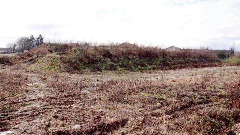 Enjeu important pour l'avenir, le sol est pourtant absent de la législation et mal respecté, comme le montre ce terrain vague malmené par les engins routiers.