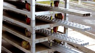 Cette gestion des rolls offre aux producteurs une grande autonomie d'action tout en facilitant l'accès aux distributeurs. Cette gestion des rolls offre aux producteurs une grande autonomie d'action tout en facilitant l'accès aux distributeurs.