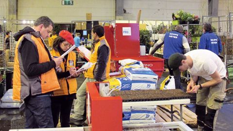 Les épreuves pour la section horticulture comprennent aussi bien de la taille, du greffage, du rempotage, de l'irrigation, de la reconnaissance de maladies, du semis mécanisé (notre photo), des compositions florales ou un module vertical végétalisé.