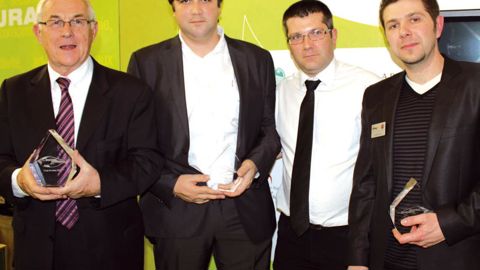 Entourant l'un des partenaires, J.-L. Peres (Trame BCMA), qui a tombé la veste, les lauréats de l'Espace des bonnes pratiques agricoles (de g. à dr.) : M. Burel (Sulky-Burel), M. Carré (Carré SA) et M. Simon (Hardi-Évrard).PHOTO : SOPHIE LEHUARD - SAF