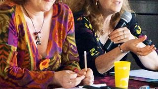 Cathy Biass-Morin (à droite), responsable du service des espaces verts de Versailles (78), a partagé son expérience pour faire changer l'image de sa ville via le fleurissement. À ses côtés Sylvie Sagne, directrice du service Nature et cadre de vie des Mureaux (78). Cathy Biass-Morin (à droite), responsable du service des espaces verts de Versailles (78), a partagé son expérience pour faire changer l'image de sa ville via le fleurissement. À ses côtés Sylvie Sagne, directrice du service Nature et cadre de vie des Mureaux (78).
