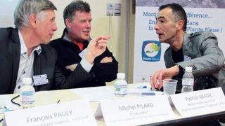 Le premier bénéfice de Plante Bleue est la création d'un lieu d'échanges entre fournisseurs et distributeurs, selon Patrick Abadie, de la société Truffaut (à droite).