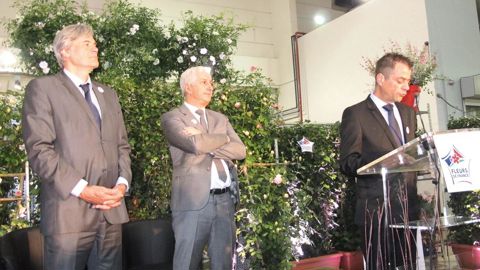 Stéphane Le Foll, ministre de l'Agriculture, à Rungis, pour le lancement du label Fleurs de France : « Il faut valoriser la production française. » À sa gauche, Stéphane Layani, PDG de Rungis, ainsi que Benoît Ganem, président de l'interprofession Val'hor, pendant son discours. PHOTO : CHRISTINE BIAS
