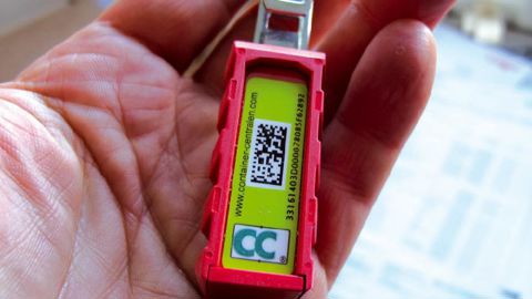Seule la lecture de la puce RFID avec un scanner permet de déceler les faux badges.