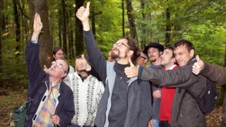 Les participants aux formations proposées par la Maison familiale rurale de Saint-Grégoire évaluent la taille d'un arbre dans la forêt de Brocéliande...PHOTO : MFR SAINT-GRÉGOIRE