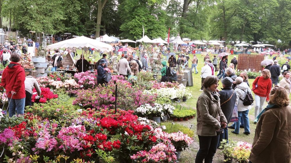 Environ 30 000 personnes ont été comptabilisées. Certaines n'étaient pas vraiment venues pour voir les plantes. Mais le mélange des visiteurs du château et de la manifestation a insufflé une nouvelle dynamique. Environ 30 000 personnes ont été comptabilisées. Certaines n'étaient pas vraiment venues pour voir les plantes. Mais le mélange des visiteurs du château et de la manifestation a insufflé une nouvelle dynamique.