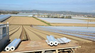 Pour lever un frein éventuel à l'utilisation des plastiques agricoles, les membres du CPA ont constamment travaillé sur l'éco-conception de leurs produits et se sont engagés dans la mise en place de véritables filières nationales de récupération.CPA 