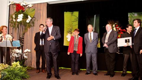 À l'heure de la remise des prix, au pavillon d'Armenonville, la ville de Levallois-Perret, représentée par son maire Patrick Balkany (au micro), a été récompensée par une Fleur d'Or, comme huit autres collectivités.PHOTO : CNVVF