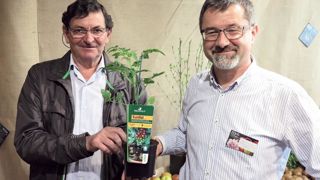 Ci-dessus, Édouard Delobel (à gauche), des Ets Robin, horticulteurs près de Rennes (35), produit des exclusivités pour l'enseigne Truffaut. À ses côtés, Gabriel de Gères, chef de produit marché aux fleurs de cette entreprise, estime que sans les producteurs français, « il n'y a pas grand-chose de possible ». Ci-dessus, Édouard Delobel (à gauche), des Ets Robin, horticulteurs près de Rennes (35), produit des exclusivités pour l'enseigne Truffaut. À ses côtés, Gabriel de Gères, chef de produit marché aux fleurs de cette entreprise, estime que sans les producteurs français, « il n'y a pas grand-chose de possible ».