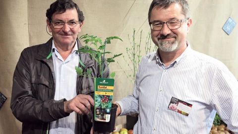 Ci-dessus, Édouard Delobel (à gauche), des Ets Robin, horticulteurs près de Rennes (35), produit des exclusivités pour l'enseigne Truffaut. À ses côtés, Gabriel de Gères, chef de produit marché aux fleurs de cette entreprise, estime que sans les producteurs français, « il n'y a pas grand-chose de possible ».