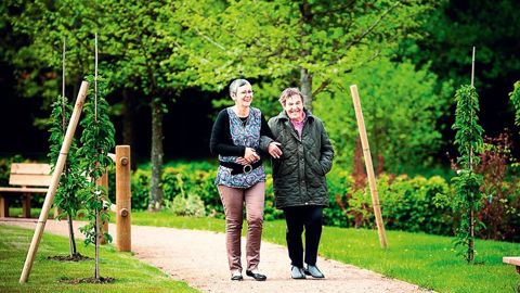Avec l'expérience, Éric Morgenthaler, directeur de l'établissement La Charmille, constate que « les relations entre patients et familles sont beaucoup plus simples et détendues lorsqu'ils se retrouvent au jardin. »PHOTO : ANTOINE LABREUCHE