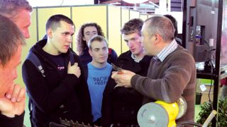 Christian Jouteau (à droite), responsable de la société « Atelier d'affûtage et de coutellerie », a dévoilé, dans le cadre du Salon du végétal, ses astuces pour aider les utilisateurs d'outils de coupe à bien les entretenir au quotidien.