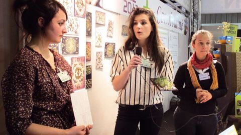 StikiPous' a reçu le trophée « Coup de coeur des visiteurs » du Salon du végétal 2013. Morgane Lejeune (à gauche) et Chloé Echassériau (au centre), les co-conceptrices, ont expliqué leur démarche en présence de Gwenaëlle André, élève à Agrocampus Ouest, qui a, pour sa part, donné son avis en tant que future ingénieure horticole.