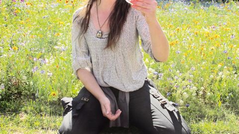 « Reconnaître les auxiliaires dans leurs différents stades et leurs peuplements, agir pour les favoriser et prendre en compte la plante hôte et le milieu sont des éléments essentiels à l'exercice de mes fonctions », souligne Johanna Villenave-Chasset.