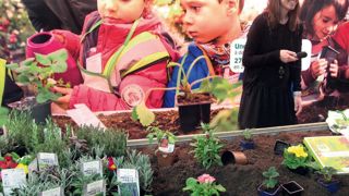 Les activités de jardinage peuvent s'inscrire dans le cadre des Temps d'activités périscolaires à la maternelle et au primaire. Fort de ses retours d'expériences depuis 30 ans, le Gnis (ici en démonstration au Salon du végétal) propose aux communes et aux animateurs un guide pour les accompagner dans cette démarche.