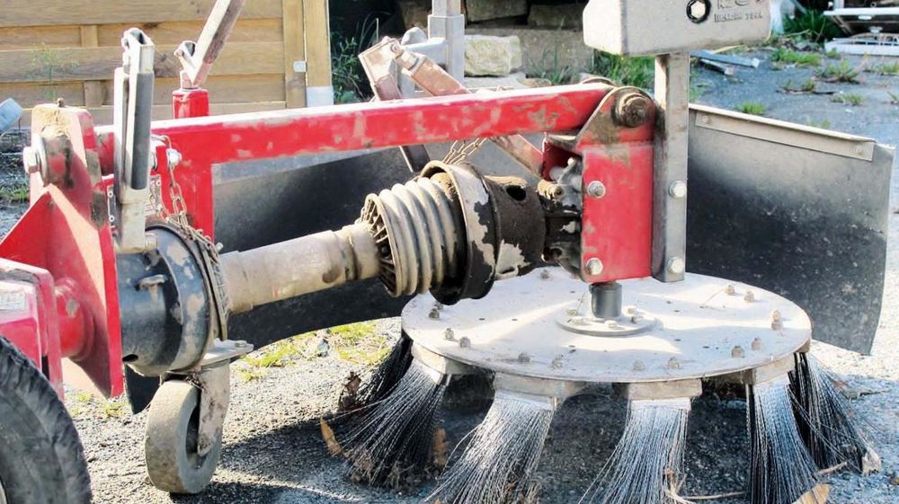 L'évolution des pratiques a conduit à une diversification des techniques et des modes de gestion de la flore spontanée. Cette brosse Kersten permet de retirer les herbes et les mousses, et limite les repousses.