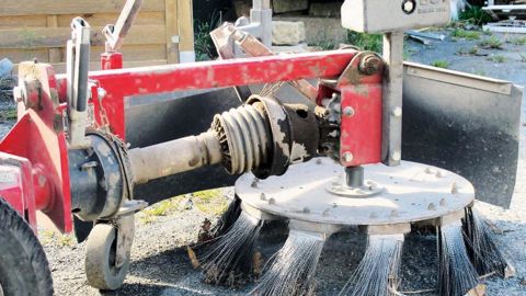 L'évolution des pratiques a conduit à une diversification des techniques et des modes de gestion de la flore spontanée. Cette brosse Kersten permet de retirer les herbes et les mousses, et limite les repousses.