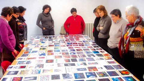 Gestion du stress, des conflits et développement personnel figurent parmi les thèmes de formation très demandés. Ici, un groupe d'agricultrices de l'Allier travaille sur le photolangage.PHOTO : DFAM03