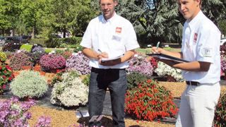 « Nous sommes heureux de montrer nos sélections, en particulier lors des essais “Carrés fleuris”, et de voir si nous apportons les bonnes réponses. À nous de chercher les meilleures gammes et solutions végétales. C'est un travail permanent », expliquent Johann Moreau (à gauche) et Pierre Byache, chefs de produit chez Plan Ornemental, à Angers (49).