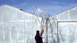 L'accès aux toitures de serres en verre pour effectuer le chaulage pose des difficultés. Ici, l'opérateur doit monter son déambulateur avec lequel il sera ensuite sécurisé.PHOTO : MSA MAINE-ET-LOIRE