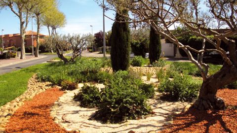 Dans nombre de massifs, des paillages de différentes sortes (galets, terre cuite pilée ou paillage organique) permettent de limiter les besoins en désherbage sans pour autant avoir recours au gazon, gourmand en main-d'oeuvre.