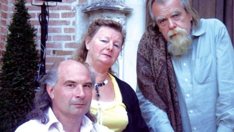 De gauche à droite, Patrick et Monique Scheyder, ainsi que Michaël Lonsdale, qui parcourront les jardins de France pour y présenter le spectacle « Musiques aux jardins ».