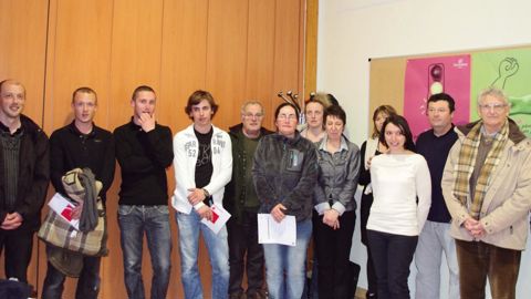 Lors de la validation des certificats de qualification professionnelle : à l'arrière-plan, les membres du jury ; au premier plan, les enseignants et les stagiaires, dont Nathalie Perrais (en blanc) titularisée et déjà embauchée, à sa droite Patricia Seraine, directrice du CFA, puis Claudia Costiou, qui a validé elle aussi son certificat et a trouvé un emploi.