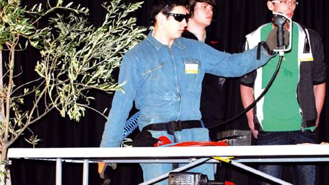 Les élèves de BTS ont conçu une poignée de sécurité pour éviter les accidents avec un sécateur.PHOTO : LEGTA THÉZA