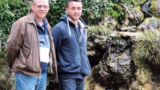 « La présence de William nous a permis d'avoir un regard extérieur sur notre travail et de nous sensibiliser davantage à la gestion environnementale de nos espaces verts », souligne Philippe Petitot (à gauche), maître d'apprentissage de William Gavrila (à droite) à la direction des espaces verts de Vitry-sur-Seine.PHOTO : VITRY-SUR-SEINE