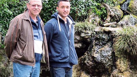 « La présence de William nous a permis d'avoir un regard extérieur sur notre travail et de nous sensibiliser davantage à la gestion environnementale de nos espaces verts », souligne Philippe Petitot (à gauche), maître d'apprentissage de William Gavrila (à droite) à la direction des espaces verts de Vitry-sur-Seine.PHOTO : VITRY-SUR-SEINE