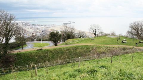 Le Havre, avec ses jardins suspendus fleuris sur un ancien fort tourné vers la mer, fait partie des dix villes qui accueillent le « Grand Tour Cité Verte ».