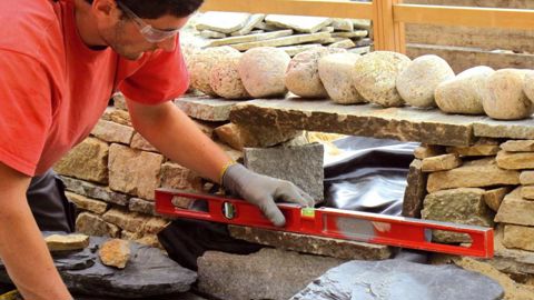 Les Olympiades permettent de s'entraîner sur toutes les facettes du métier de paysagiste. Une approche complète et rigoureuse : il faut faire vite et bien dans un délai imparti, et mieux que les concurrents ! Les champions français se mesureront à quinze autres binômes venus du monde entier, du 5 au 8 octobre, à Londres.