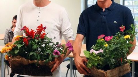 Les ateliers ont fait émerger des idées simples et concrètes, comme Easy Plant : une jardinière prête à fleurir, cultivée sur un support biodégradable, et inventée par Alexandre Montassier (à gauche) et Nathan Sevin, du CFA de Bellegarde.