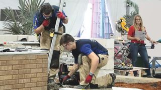 Jardiniers-paysagistes représentant la France, Maxime Tissier (à gauche) et Florian Rahon ont obtenu un diplôme d'excellence aux Olympiades des métiers à Sao Paulo, au Brésil, en août 2015.PHOTO : P. LIPERI Jardiniers-paysagistes représentant la France, Maxime Tissier (à gauche) et Florian Rahon ont obtenu un diplôme d'excellence aux Olympiades des métiers à Sao Paulo, au Brésil, en août 2015.PHOTO : P. LIPERI
