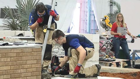 Jardiniers-paysagistes représentant la France, Maxime Tissier (à gauche) et Florian Rahon ont obtenu un diplôme d'excellence aux Olympiades des métiers à Sao Paulo, au Brésil, en août 2015.PHOTO : P. LIPERI