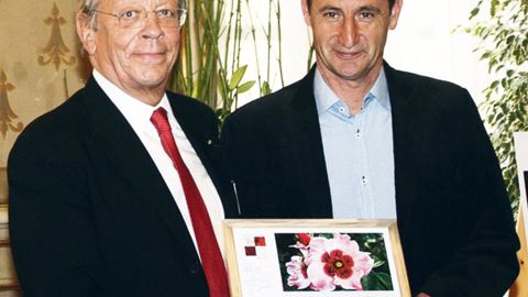 Distributeur de Warner pour la France, Christophe Travers (à droite) a reçu des mains de Janic Gourlet, président de la section rose de la SNHF, le Grand prix toutes catégories.PHOTO : SNHF