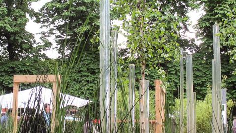 JARDINS, JARDIN AUX TUILERIES. « Invert d'H2O fluide entre cellules et essences végétales » illustre la finesse des créations.