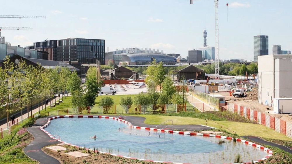Of Soil and Water est une baignade naturelle installée au coeur d'un nouveau quartier de Londres. Of Soil and Water est une baignade naturelle installée au coeur d'un nouveau quartier de Londres.