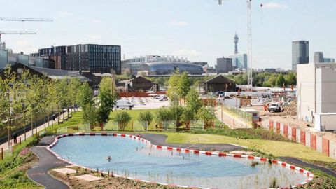 Of Soil and Water est une baignade naturelle installée au coeur d'un nouveau quartier de Londres.