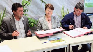 Jean-Pierre Leveillard (à gauche), président de la chambre régionale d'agriculture, Marie-Madeleine Mialot, vice-présidente du conseil régional en charge de l'économie, et Xavier Lavedeau, président du syndicat régional des horticulteurs, ont posé leur signature sur le plan de campagne pour les quatre prochaines années.PHOTO : ALAIN CANON Jean-Pierre Leveillard (à gauche), président de la chambre régionale d'agriculture, Marie-Madeleine Mialot, vice-présidente du conseil régional en charge de l'économie, et Xavier Lavedeau, président du syndicat régional des horticulteurs, ont posé leur signature sur le plan de campagne pour les quatre prochaines années.PHOTO : ALAIN CANON