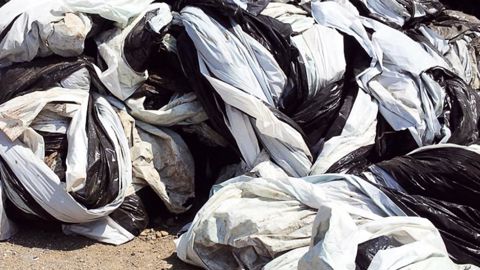 Les plastiques collectés sont acheminés et recyclés par l'usine Sita Recycling Polymers, à Landemont. À l'issue du process, ils sont transformés en granules (photo en médaillon).